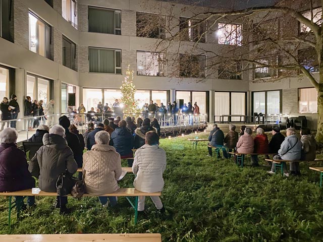 Die zahlreich erschienenen Besucher lauschten den Klängen der Musikgesellschaft und den Worten der Redner im festlich dekorierten Rinau Park. Foto: zVg