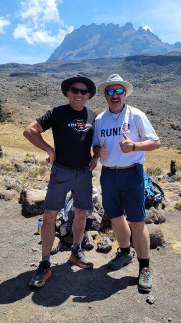 Albert Merkofer und Adrian Mahrer unterwegs; im Hintergrund der Mawenzi. Foto: zVg