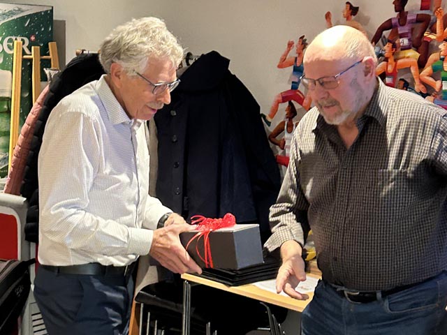 Neu-Ehrenmitglied Peter Roth wird für seine aussergewöhnlichen Leistungen geehrt. Foto: zVg