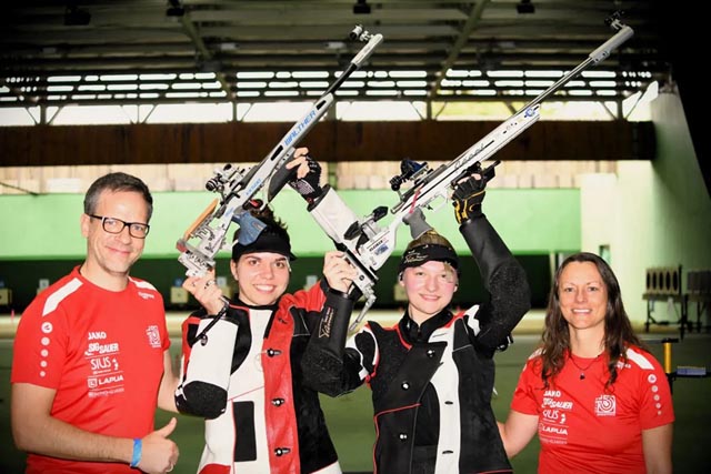 Chiara Leone und Emely Jäggi mit ihren Trainern Enrico Friedemann und Annik Marguet. Bild: Jürgen Heise