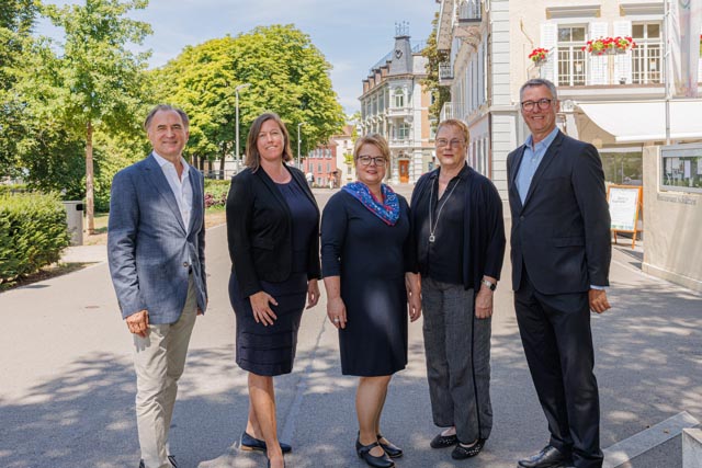 Geschäftsleitung (von links): Dr. med. Hanspeter Flury, Vorsitzender der Geschäftsleitung, Chefarzt und Klinikdirektor; Silke Bader, Leiterin Finanz- und Rechnungswesen; Walburga Kunz, Stv. Direktorin Hotellerie; Dr. med. Ute Dahm, Stv. Chefärztin; Martin Sonderegger, Stv. Vorsitzender der Geschäftsleitung, Direktor Hotellerie. Foto: zVg