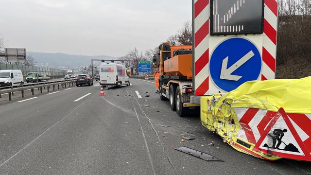 A1 / Wettingen: Lieferwagen kollidiert mit Baustellenfahrzeug