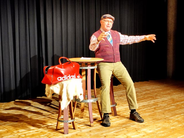 Getarnt als naiv-hinterwäldlerischer Entlebucher bringt Veri seine Beobachtungen aus dem Alltag mit träfem Witz auf die Bühne und ins lachende Publikum. Foto: Dominik Pfoster