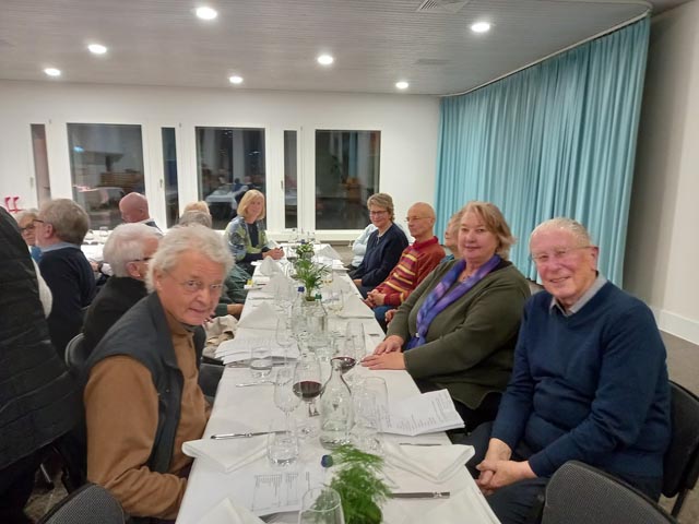 Nach dem Gottesdienst trafen sich die Chormitglieder zur GV mit Nachtessen und gemütlichem Beisammensein. Foto: zVg