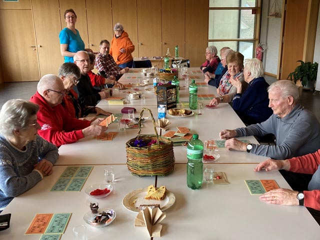 Kurze Pause zwischen zwei Runden Lotto am Seniorennachmittag in Oberhofen. Foto: Eveline Dillinger