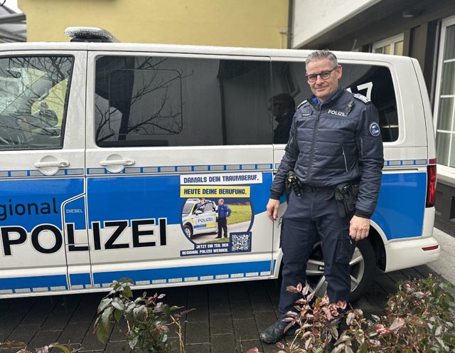 Obwohl die Polizei Oberes Fricktal zurzeit keine Personalengpässe zu verzeichnen hat, wirbt auch sie auf dem Polizeifahrzeug für den Polizeiberuf. «Die Polizei braucht Nachwuchs», betont Bertschi. Foto: Sonja Fasler