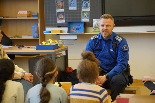 Prävention nimmt eine zentrale Rolle ein. Hier unterrichtet ein Polizist die Schülerinnen und Schüler in Verkehrskunde. Foto: POF