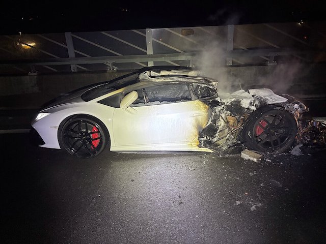 Lupfig: Lamborghini geriet in Brand