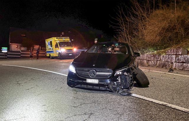 Eptingen: Personenwagenlenker verursacht Selbstunfall und flüchtet zu Fuss 