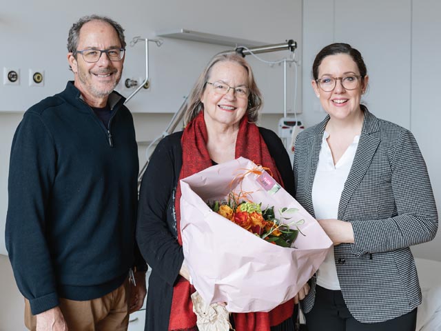 Blumen für die erste Patientin im Neubau: KSB-CEO Adrian Schmitter und Pflegedirektorin Michèle Schmid begrüssen Françoise Wittwer. Foto: zVg