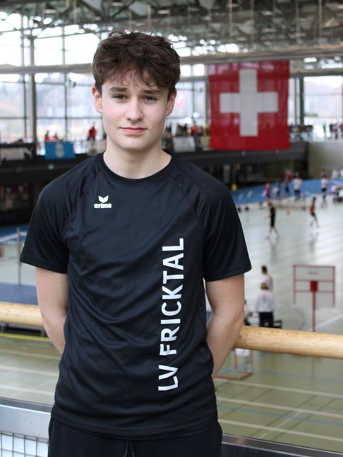 Niclas Schmid springt in den U16-Weitsprungfinal. Foto: Stefan Hoenke