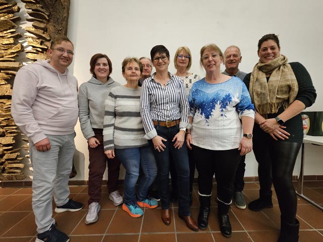 Ein engagierter Haufen: Neben dem Vorstands-Quartett sorgen eine dreiköpfige Spielkommission und einem Trio für das gesellige Wohl bei Events und Anlässen für frischen Wind beim Tennis-Club Kraftwerk Laufenburg TC KWL. Foto: zVg