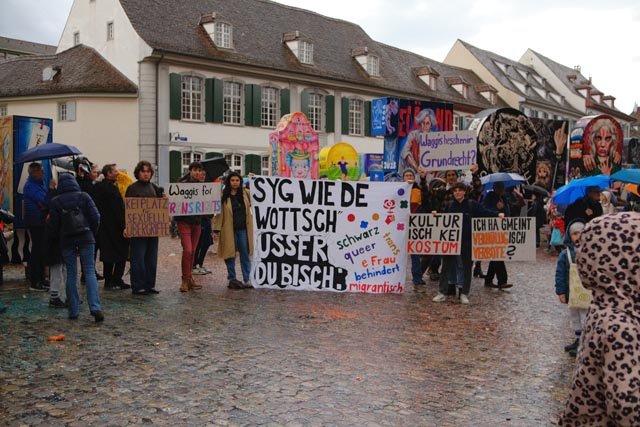 JUSO beider Basel während der Fasnacht auf dem Münsterplatz. Foto: JUSO