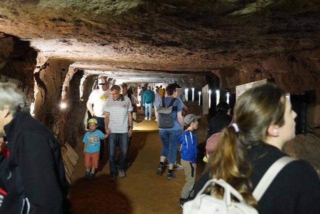 Besichtigung des Stollens. Foto: zVg