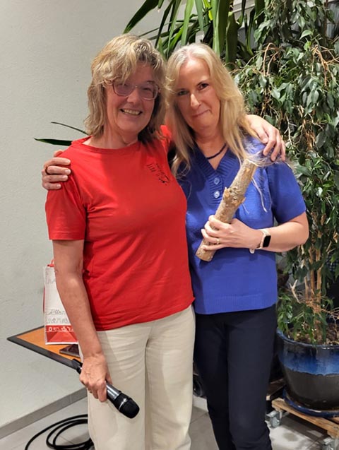 Erica Conus (links) übergibt den Stab an Monika Hehli. Foto: zVg