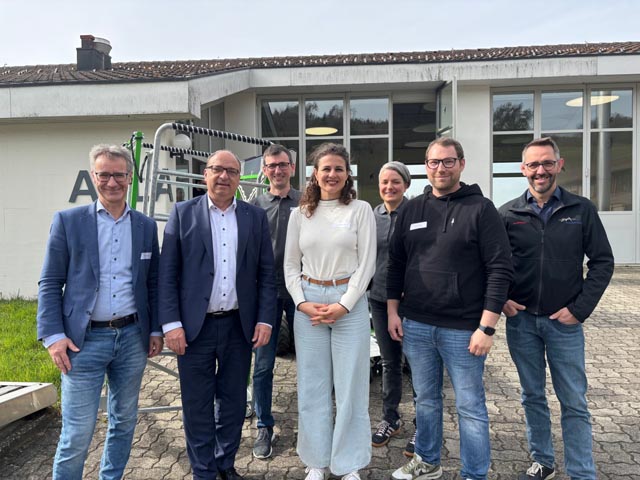 Von links: Matthias Müller, Leiter LWAG; Dr. Markus Dieth, Landwirtschaftsdirektor; Thomas Hufschmid, Koordinationsstelle Neobiota; Verena Kontschieder, Open Data; Lisa Burger, Koordinationsstelle Neobiota; Yannick Wagner, Projektleiter Hackdays; Ralf Bucher, Geschäftsführer Bauernverband Aargau. Foto: Copyright Kanton Aargau