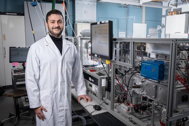 Imad El Haddad ist Gruppenleiter für molekulare Cluster- und Partikelprozesse im Labor für Atmosphärenchemie am Zentrum für Energie- und Umweltwissenschaften des PSI. Für seine neue Studie zur Bildung organischer Aerosole hat er ein Team von über 70 Forschenden aus Europa und Nordamerika geleitet. Foto:  Paul Scherrer Institut PSI/Mahir Dzambegovic