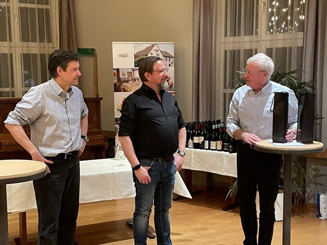 Organisator Ralph Schneiter und Moderator Sascha Haenschke erhalten als Dank ein Präsent von Präsident Urs Hofer, Präsident (von links). Foto: zVg