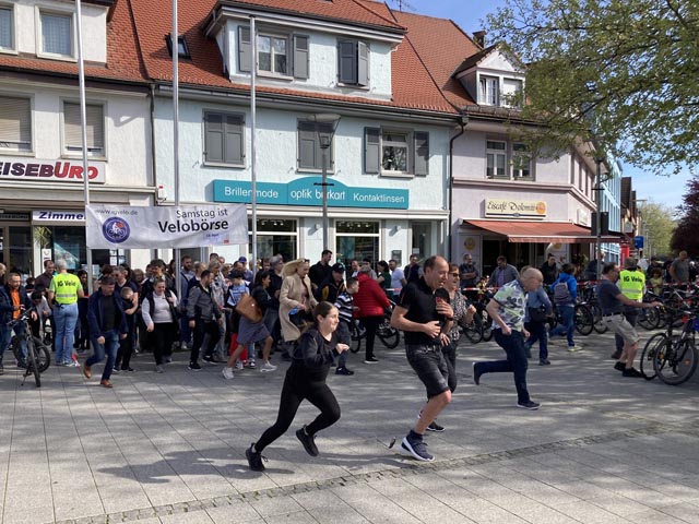 Schnäppchenjagd auf dem Oberrheinplatz. Foto: zVg