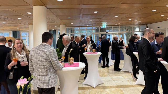 m Anschluss wurde beim Apéro gefeiert. Foto: Lilia Staiger