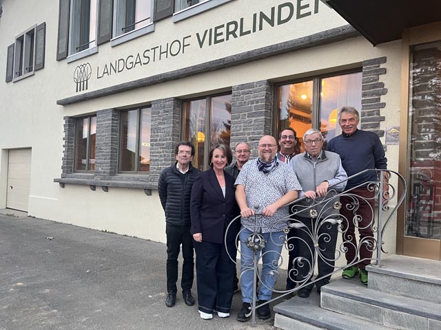 Der Vorstand der neugegründeten IG Vierlinden (von links): Werner Huber (Bözberg), Vizepräsidentin Carol Staub (Rüfenach), Christoph Grenacher (Ittenthal), Präsident Beat Lingenhag (Bözberg), Vierlinden-Besitzer Jürg Rensch (Jonen), Peter Bircher (Wölflinswil), Nik Rüttimann (Lenzburg). Foto: zVg