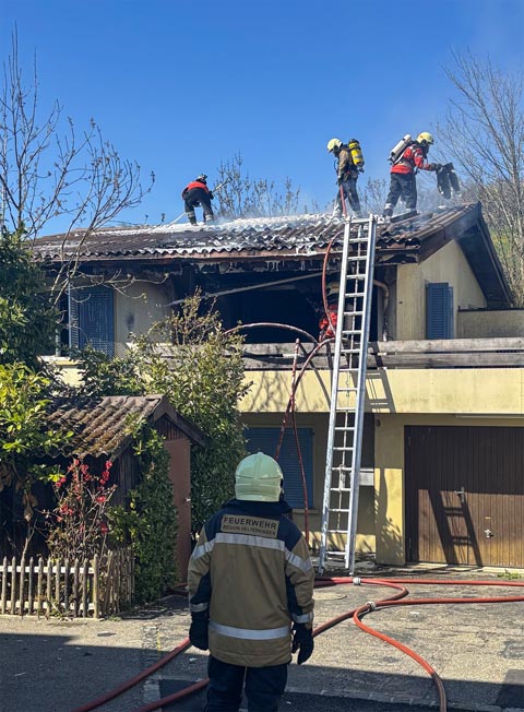 Brand in Einfamilienhaus erfordert Feuerwehreinsatz. Foto: Polizei Basel-Landschaft 