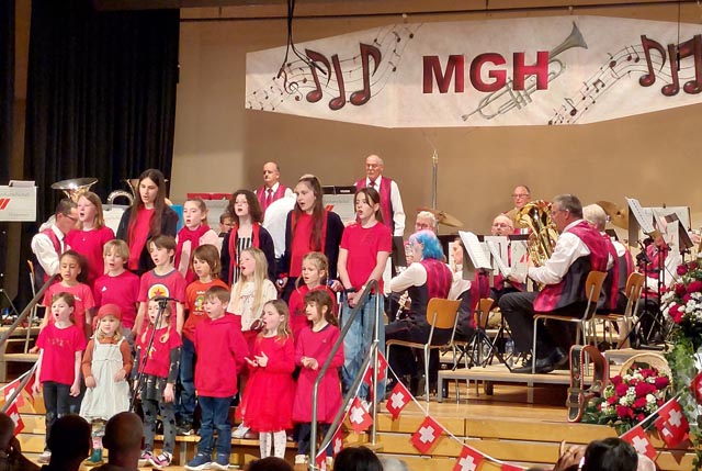 Die Musikgesellschaft Hornussen mit dem Kinderchor der Wirkstadtschule Elfingen. Foto: zVg
