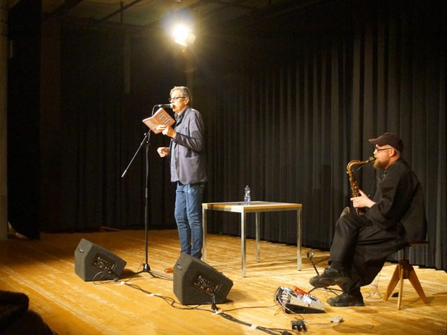 Mit ihren Sprach- und Saxophonsounds faszinierten Pedro Lenz und Simon Spiess das Publikum im SteinliChäller. Foto: zVg