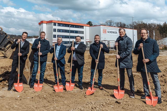 Schenker Schweiz AG feiert Spatenstich für den Erweiterungsbau in Eiken. Von links: Claudio Wanner (Real Estate &amp; Facility Management), Martin Fiechter (Head of CoDi &amp; Terminal), Mirco Schären (Projektleiter Bau/Head of Business Services), Basaran Yildirim (Head of Land Transport Switzerland), Antonio Klöti (Managing Director Switzerland) sowie Ralf Többe (CEO Cluster DE/CH, Schenker Deutschland AG) und Pascal Elke (Terminal Management, Schenker Schweiz AG). Foto: Schenker Schweiz AG / Lara Kaiser 