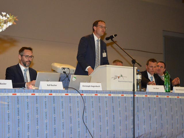 Präsident Christoph Hagenbuch am Rednerpult in der Turnhalle Wölflinswil. Foto: bva