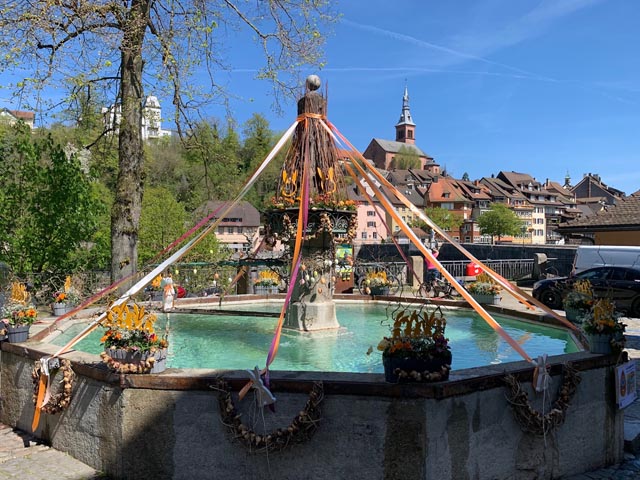 Beobachtet: Nun können die schön dekorierten Osterbrunnen in Laufenburg wieder bastaunt werden.