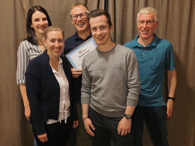 Der neue Ehrenpräsident mit dem neu gewählten Vorstandsmitglied und den neuen Aktivmitgliedern der MGC Wegenstetten (von links): Fabienne Freivogel (Vorstandsmitglied), Patricia Freivogel (Aktivmitglied), Sascha Gut (Ehrenpräsident), Jonas Weitnauer (Aktivmitglied) und René Jauslin (Fähnrich). Foto: zVg