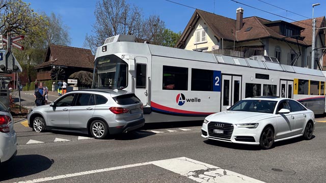 Oberentfelden: Kollision auf Bahnübergang