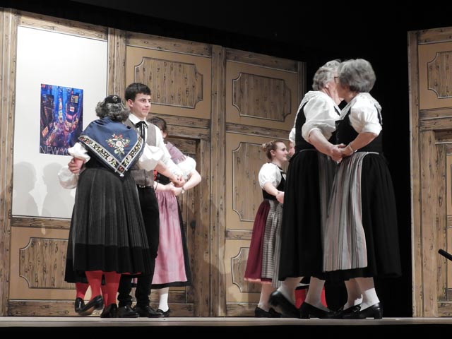 Tanzgruppe führt den Tanz Capricorn auf. Foto: zVg