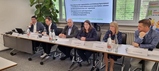 Überparteiliches Komitee setzt sich für ein Ja zur Steuergesetzrevision einMedienkonferenz des Komitees «Ja zum Aargauer Steuergesetz» vom 15. April 2025 in Aarau (von links): Stefan Huwyler (Grossrat FDP, Geschäftsführer Komitee), Silvan Hilfiker (Grossrat, Fraktionspräsident FDP), Andy Steinacher (Grossrat SVP, Präsident Komission Volkswirtschaft und Abgaben), Jeanine Glarner (Grossrätin FDP, Präsidentin HEV Aargau), Karin Koch Wick (Grossrätin, Co-Parteipräsidentin Die Mitte), Beat Bechtold (Direktor Aargauische Industrie- und Handelskammer). Foto: zVg