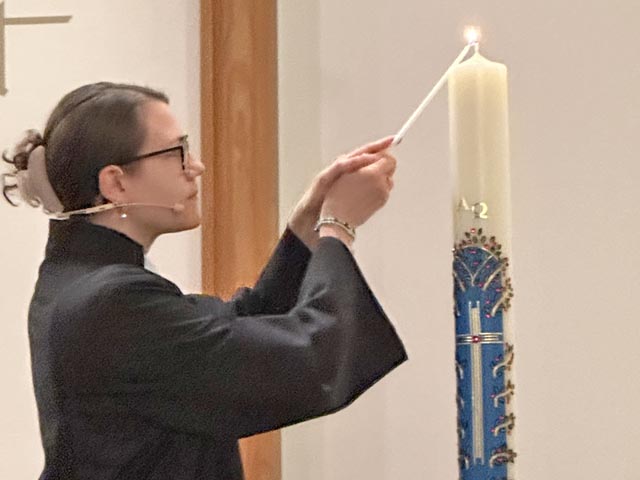 Pfrn. Nadja Huser beim Anzünden der neuen Osterkerze. Foto: zVg