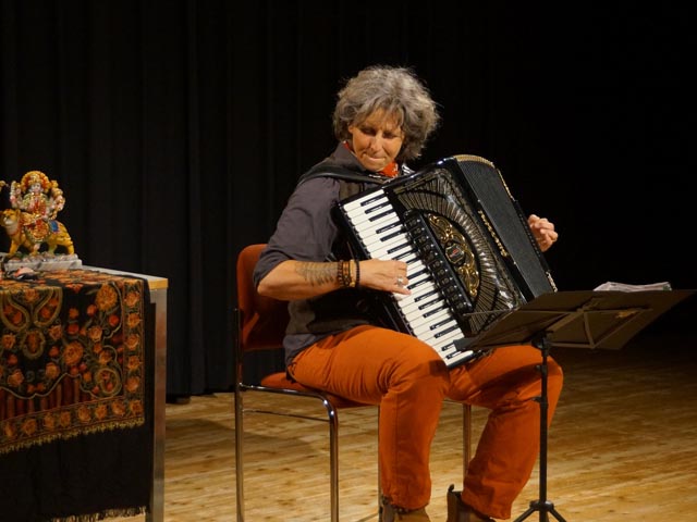 Nachdenken über die Welt, wie sie ist oder sein sollte: Mit ihren Liedern trifft Olga Tucek den Nerv der Zeit und macht Mut. Foto: zVg 