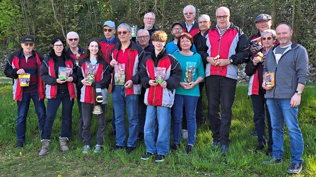 Das Teilnehmerfoto mit den Siegern in der vorderen Reihe (von links): Daniela Wächter (3), Riwana Plattner (1), Walter Mösch (2). Foto: Ueli Bögle
