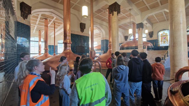 Fricker Oberstufenschülerinnen und -schüler bei der Betriebsbesichtigung der Feldschlösschen AG im Rahmen der Projektwoche «Berufliche Orientierung». Foto: zVg
