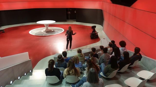  Fricker Oberstufenschülerinnen und -schüler zu Besuch beim SRF Fernsehstudio im Rahmen der Projektwoche «Politische Bildung». Foto: zVg