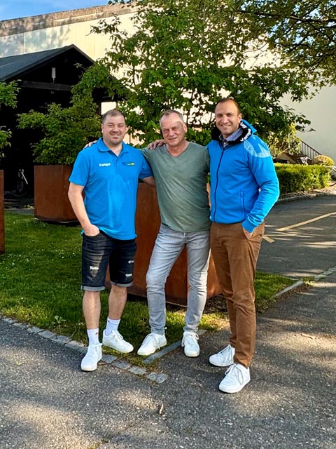 Von links: Roman «Römer» Brogli (Chef Handball), Silvio «Salbi» Winter, Daniel «Griech» Saridis (Sportchef). Foto: zVg