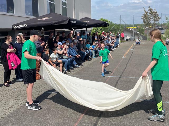 Erstes Bild: Eierlesen auf dem Turnhallenplatz. Foto: zVg