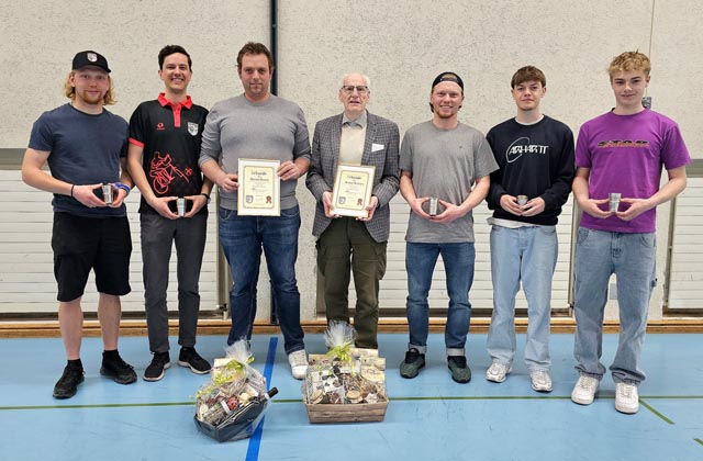 Jubilare und Medaillengewinner (von links): Tom Graf, Fabian Burch, Renato Bianco, Alfred Neuhaus, Luc Graf, Ben Aston, Elia Bianco. Foto: zVg