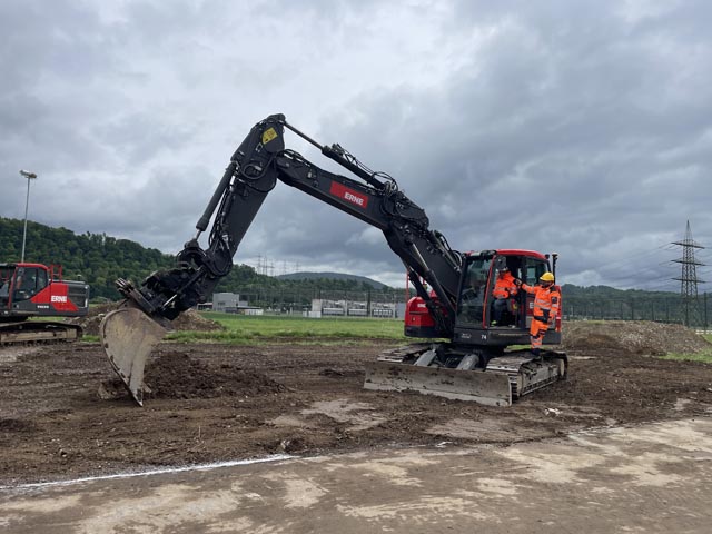 Marcel Aumer nimmt den ersten Aushub am Bagger vor