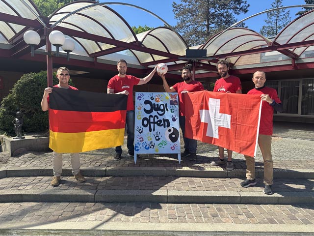 Die Vertreter der Schweizer Seite halten die deutsche Flagge, während ihre deutschen Kollegen die Schweizer Flagge präsentieren – fast wie Trikottausch. Von Links: Peter Geiselhart (Offene Jugendarbeit schjkk), Dennis Kurz (Mobile Jugendarbeit Schweiz), Ehab Al Sweidani (Jugendhaus Bad Säckingen), Andrej Kaltenbacher (Jugendreferat Rheinfelden-Baden) und Peter Knorre (Jugendhaus Bad Säckingen). Foto: Sonja Fasler 