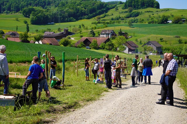 Spiel und Spass am Bisletenbach. Foto: Enya Peterhans