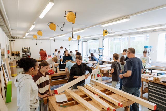 Schüler beim Zusammenbau der Klimaküche. Foto: Yuri Schmid 