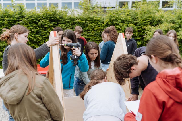 Schüler beim Zusammenbau der Klimaküche. Foto: Yuri Schmid 