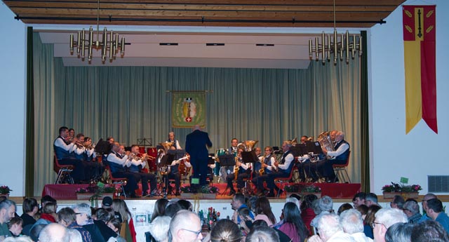 MG Eiken stellte am Jahreskonzert neue Uniformen vor