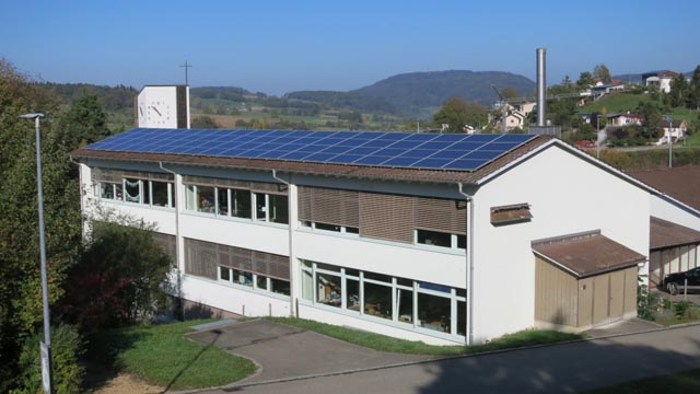 Eine der realisierten Anlagen auf dem Schulhausdach von Zeihen. Foto: zVg  
